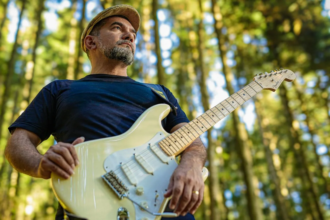 O instrumentista relembra do hit como fruto das parcerias de êxito na época